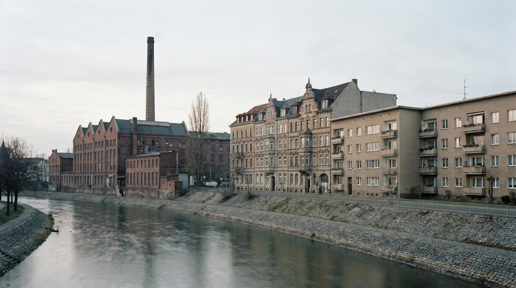 Asbest-Gutachter bei der Begehung eines Gebäudes in Rheine