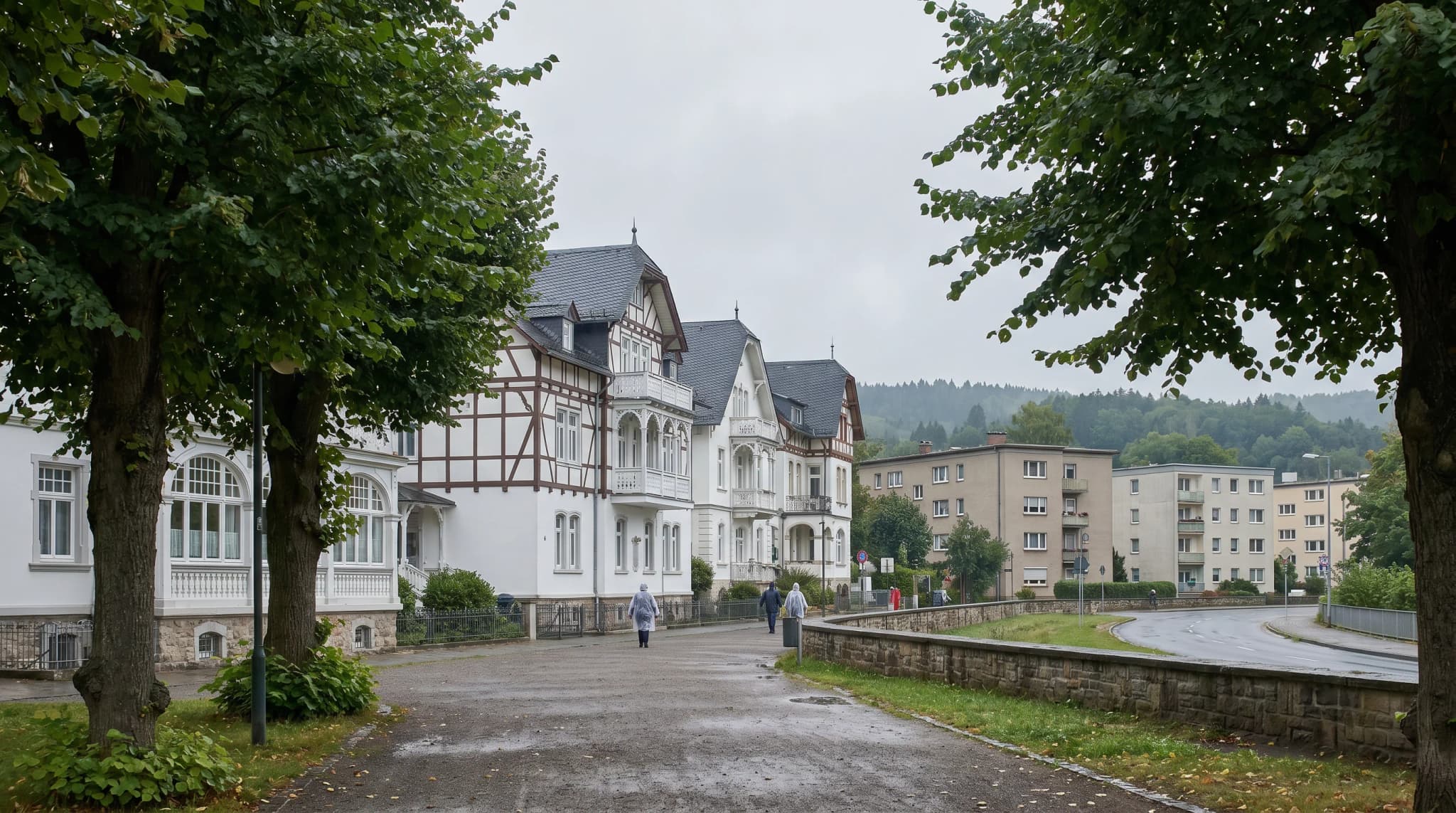 Asbest-Gutachter bei der Begehung eines Gebäudes in Bad Salzuflen