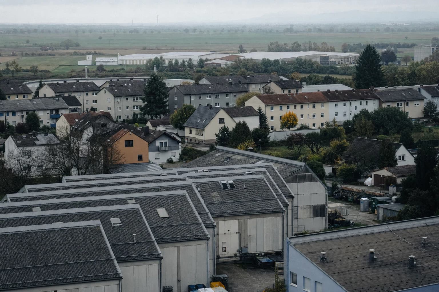 Asbest-Gutachter bei der Begehung eines Gebäudes in Gütersloh mit Eternit-Dach