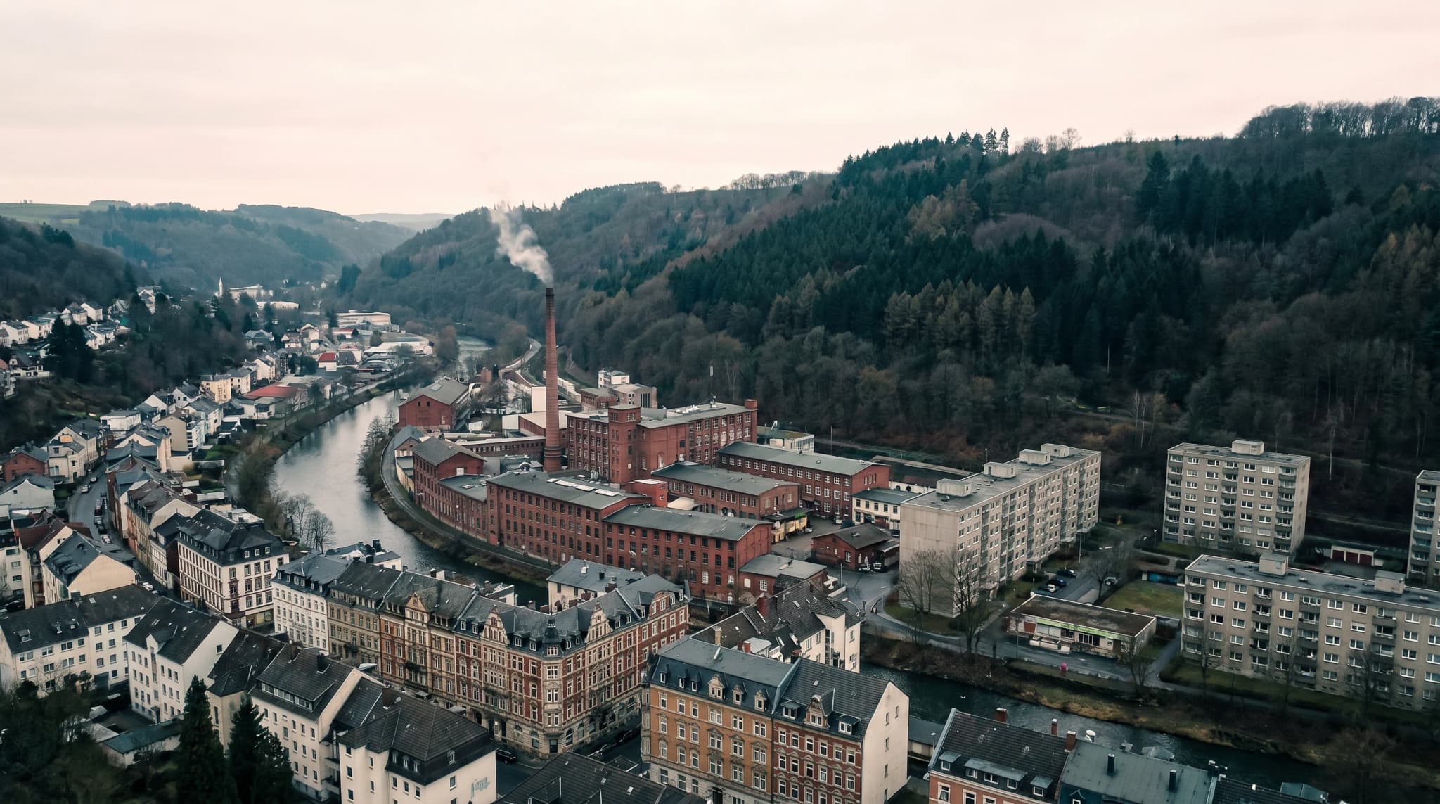 Asbest-Gutachter bei der Begehung eines Gebäudes in Hagen
