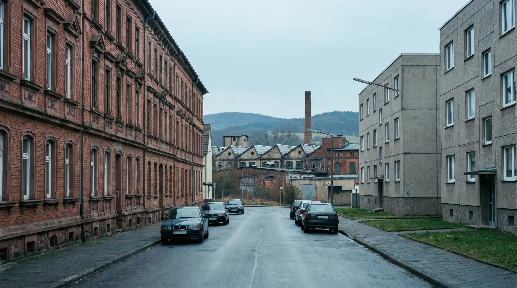 Asbest-Gutachter bei der Begehung eines Gebäudes in Herford
