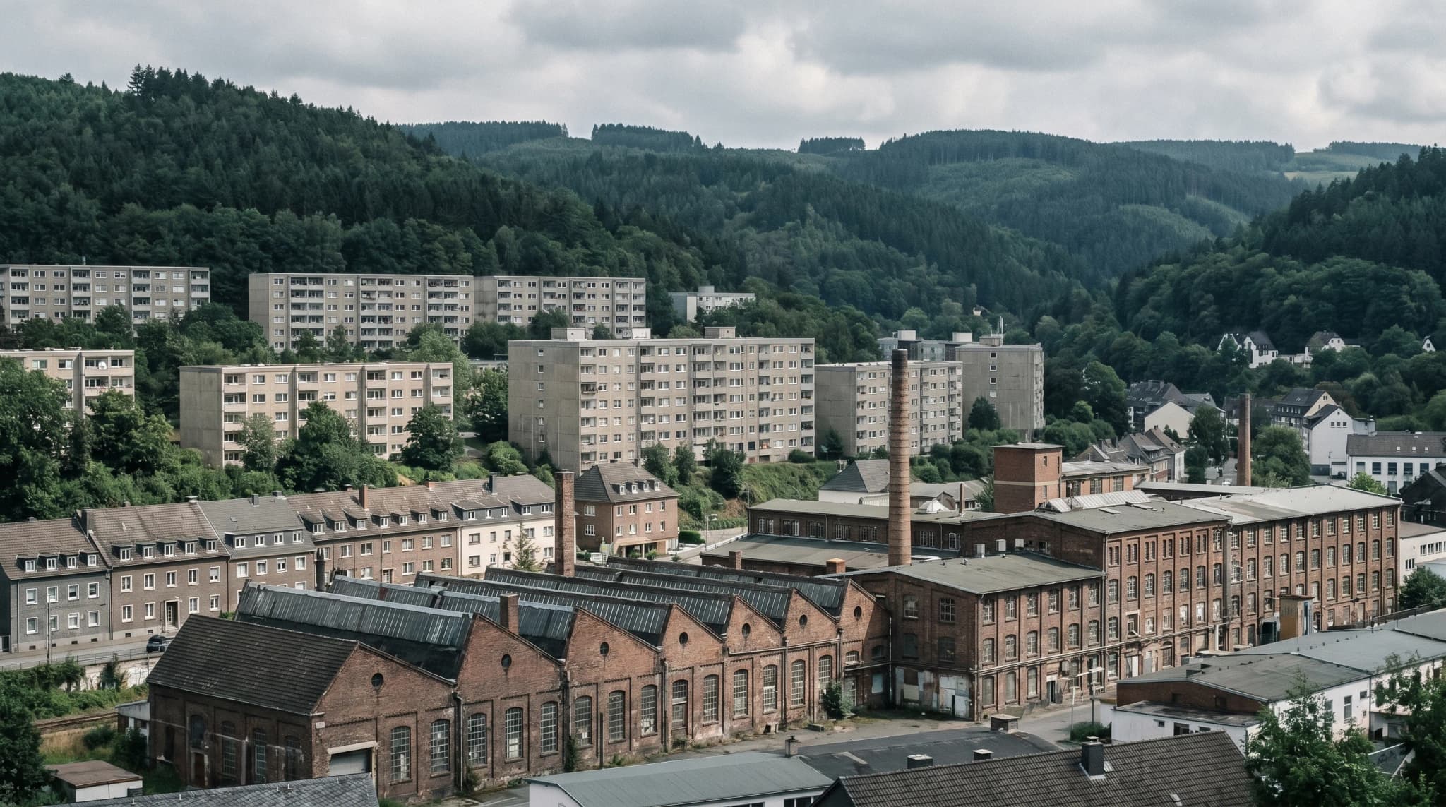 Asbest-Gutachter bei der Begehung eines Gebäudes in Iserlohn