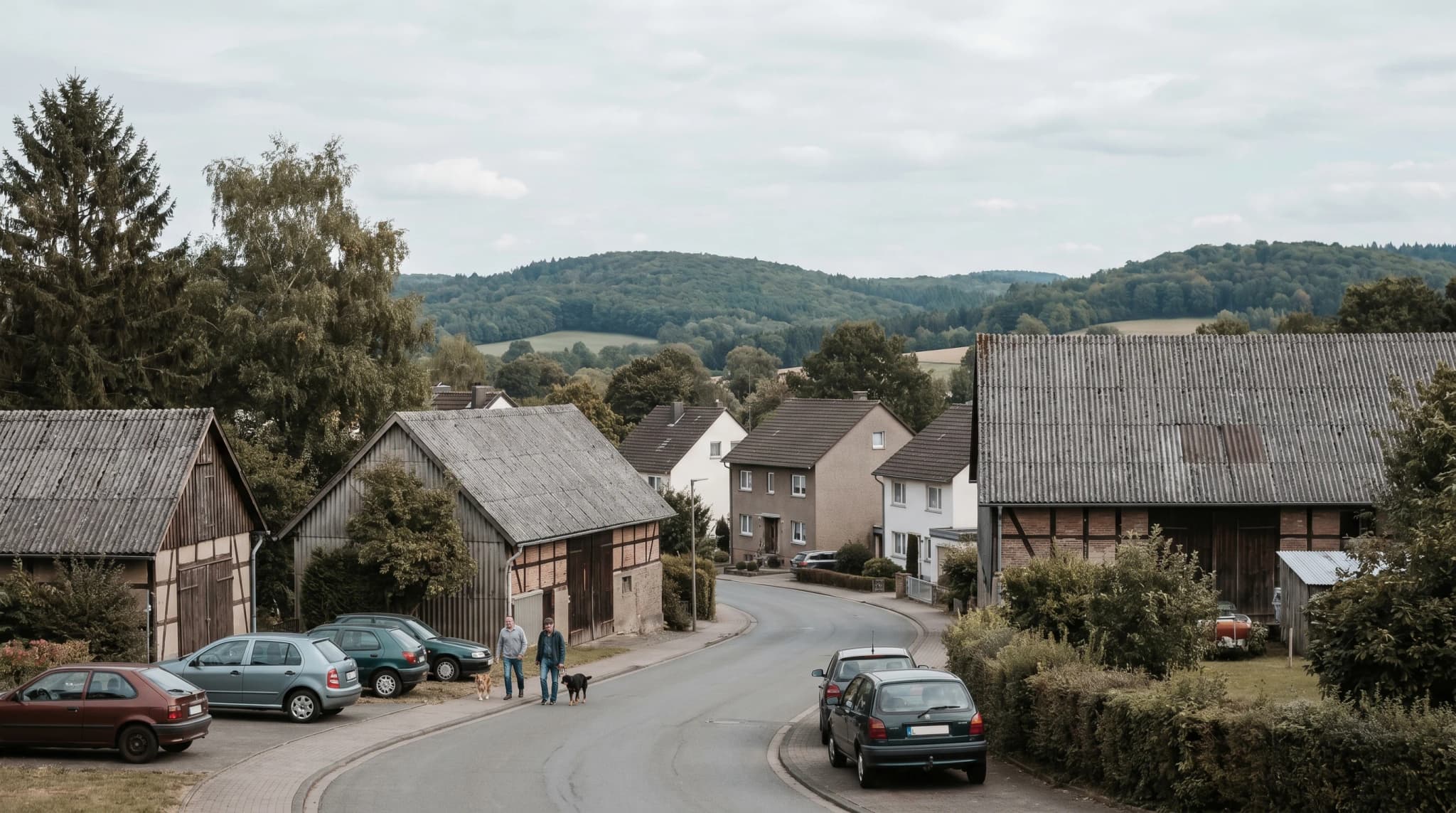 Asbest-Gutachter bei der Begehung eines Gebäudes im westlichen Kreis Lippe