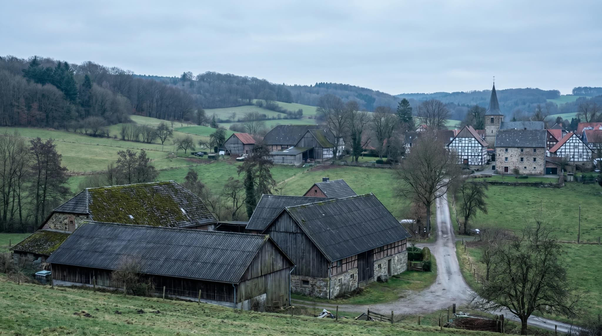 Asbest-Gutachter bei der Begehung eines Gebäudes im Landkreis Osnabrück