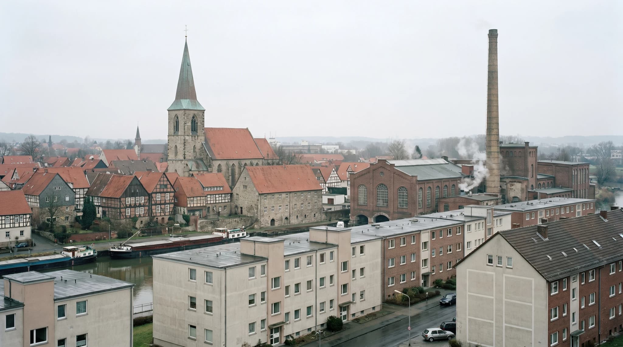 Asbest-Gutachter bei der Begehung eines Gebäudes in Lippstadt