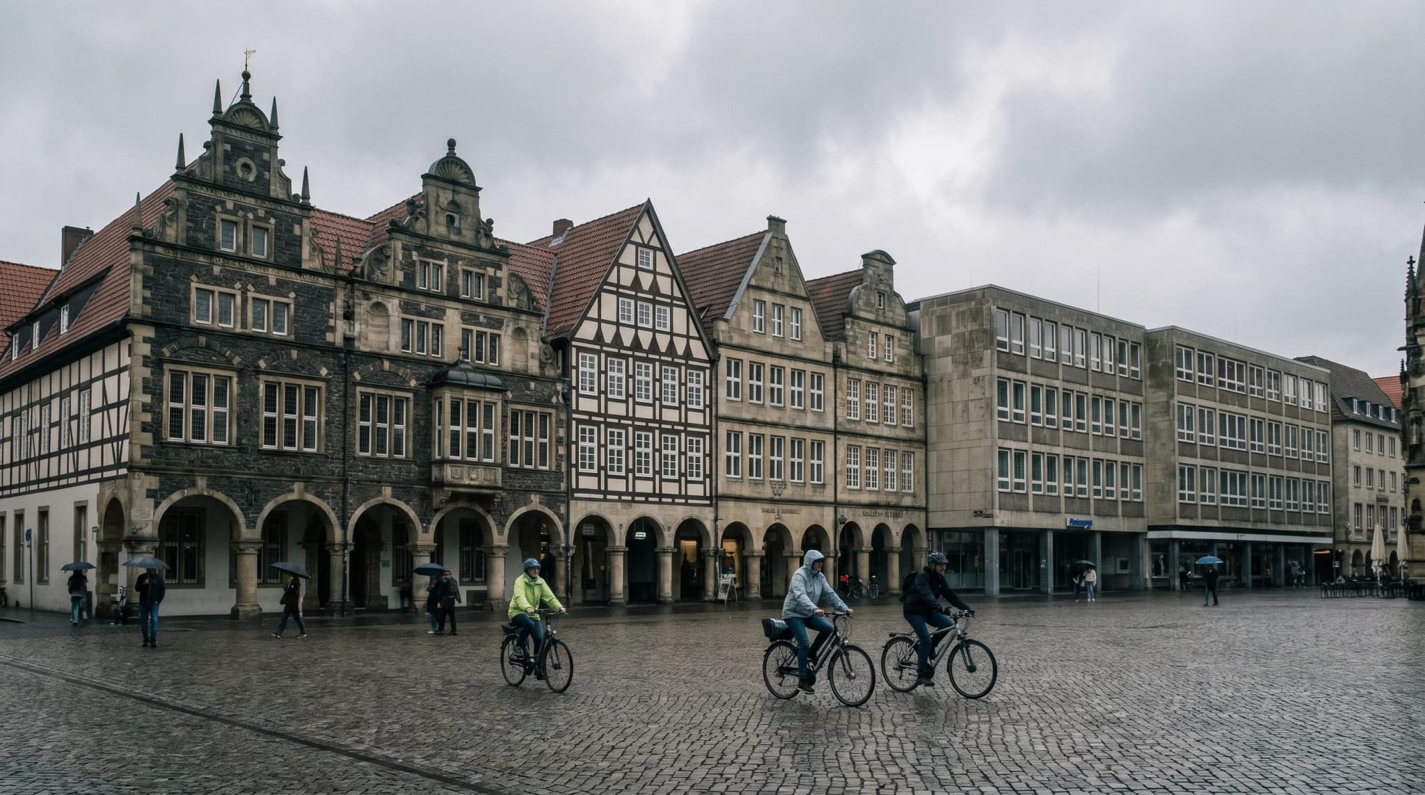 Asbest-Gutachter bei der Begehung eines Gebäudes in Münster