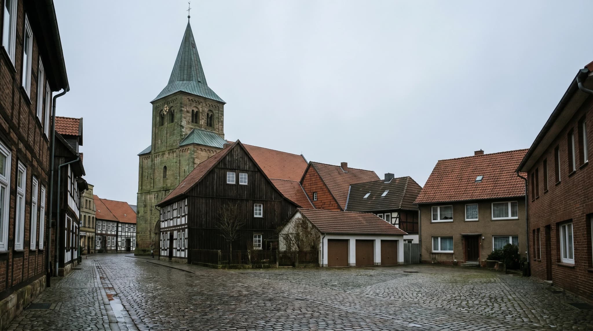 Asbest-Gutachter bei der Begehung eines Gebäudes in Soest